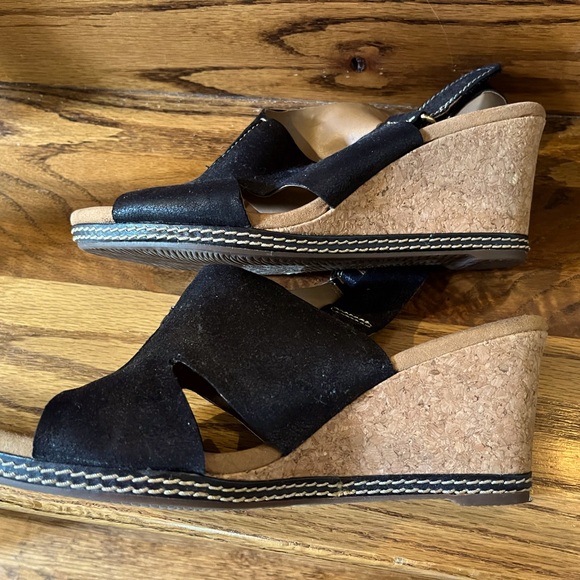 Clarks Black Suede Sandals Size 7 Wide - Picture 3 of 7